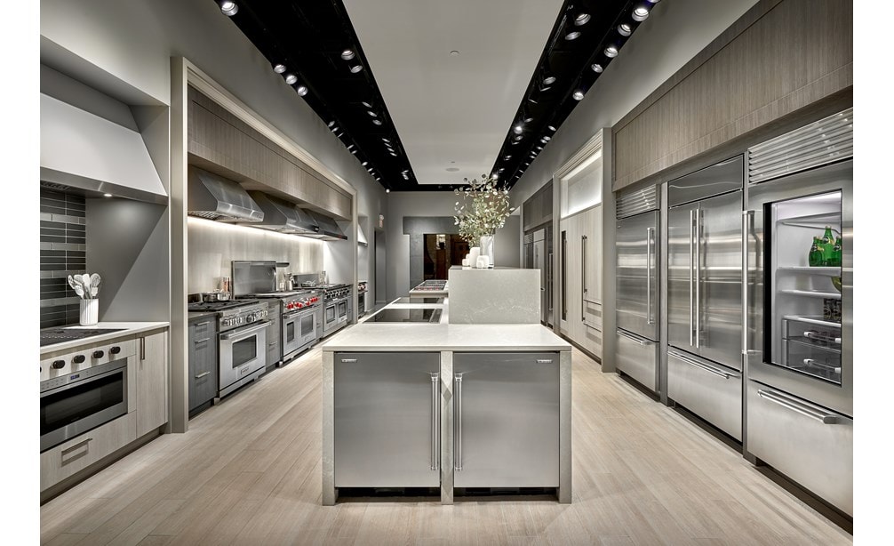 Experience instantaneous response and turn on a Wolf gas cooktop and see our patented dual-stacked, sealed burners in action.