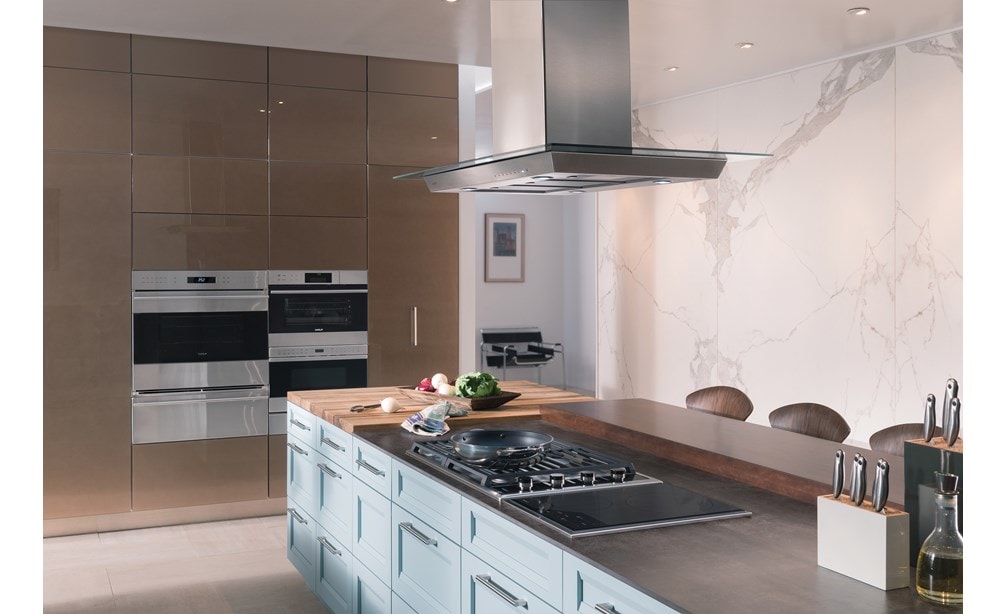 Wolf 30" Transitional Gas Cooktop 4 Burners (CG304T/S) paired with Wolf 42" Cooktop Island Hood - Stainless (VI42S) in modern kitchen