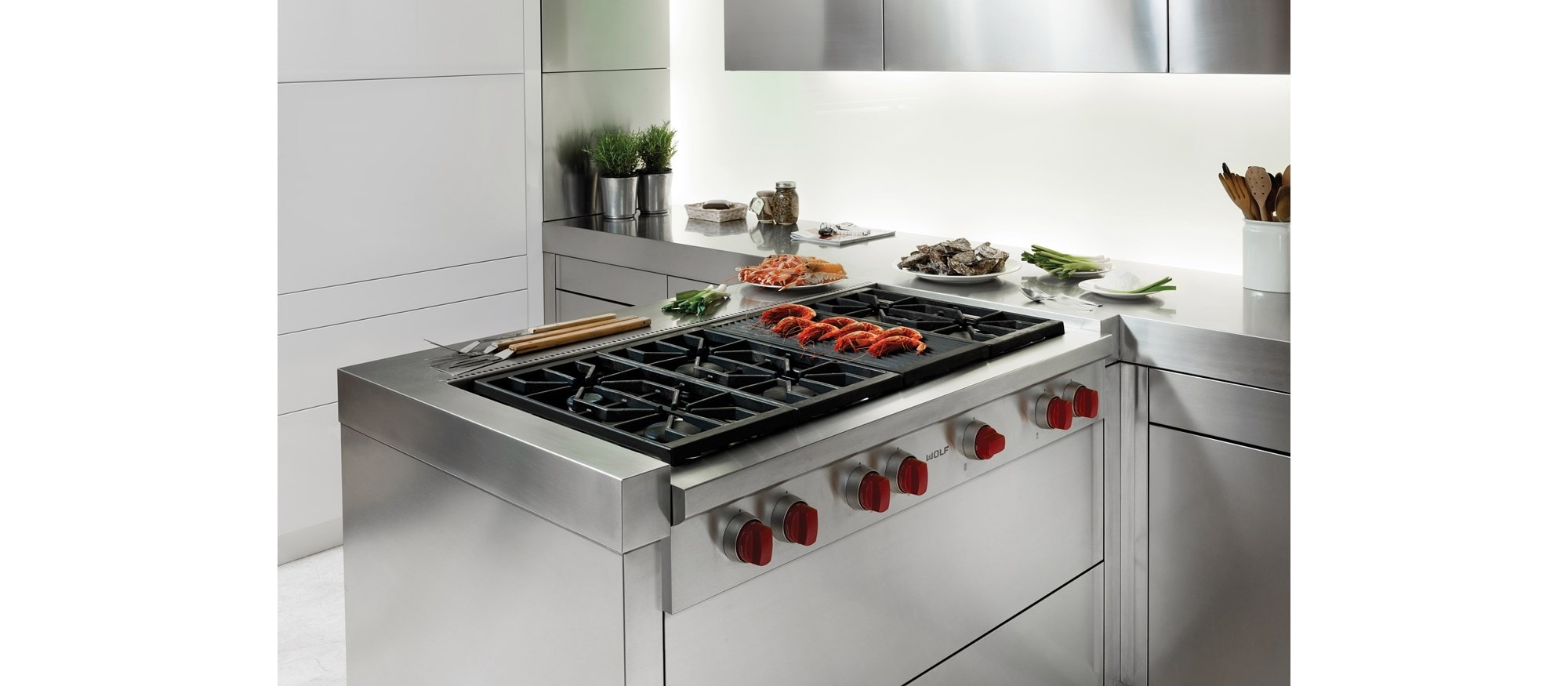 Wolf 48" Sealed Burner Rangetop - 6 Burners and Infrared Charbroiler (SRT486C)