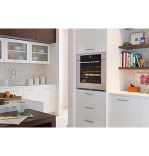 The Wolf 30" M Series Transitional Single Oven (SO30TM/S/TH) can fit perfectly with surrounding cabinetry to complement any room.