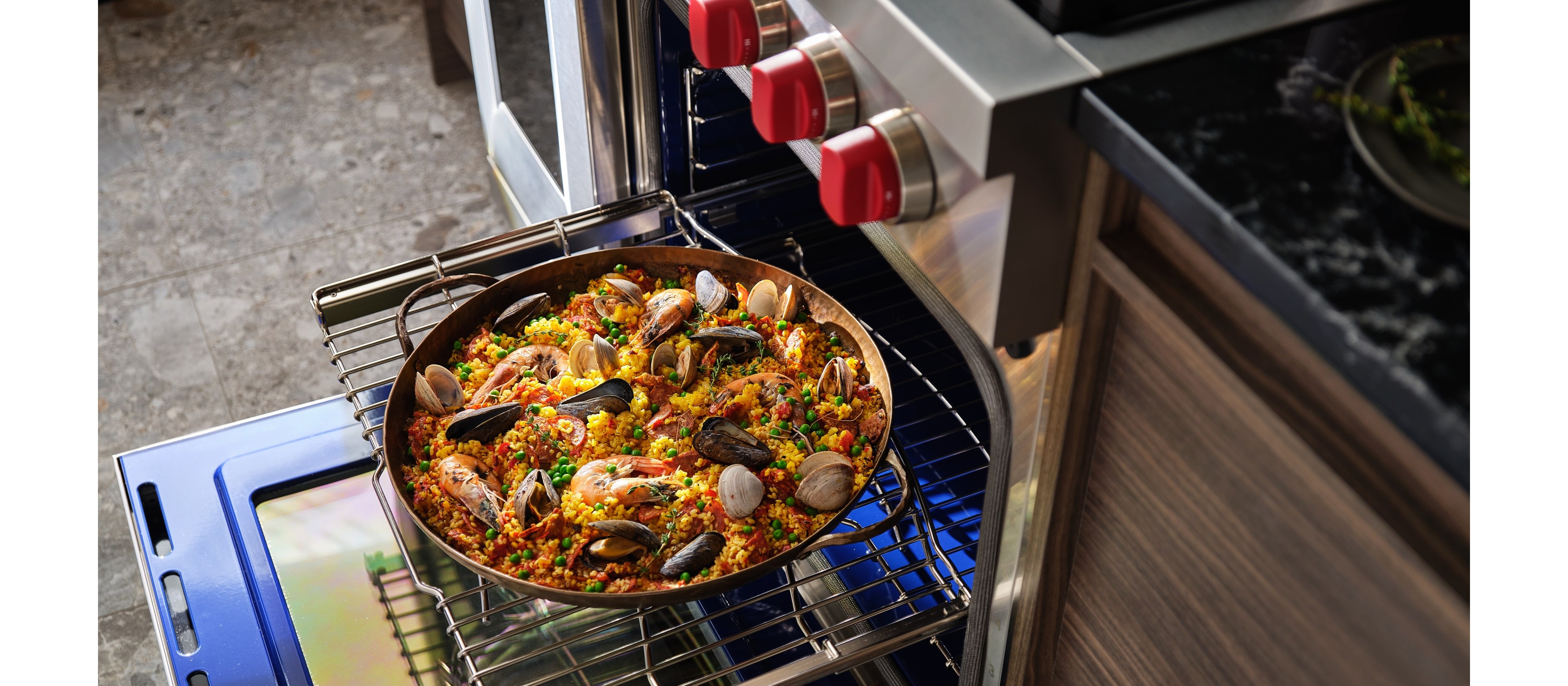 Wolf Dual Fuel Range shown roasting heritage tomatoes using reliable heat from Wolf's Dual VertiFlow convection system