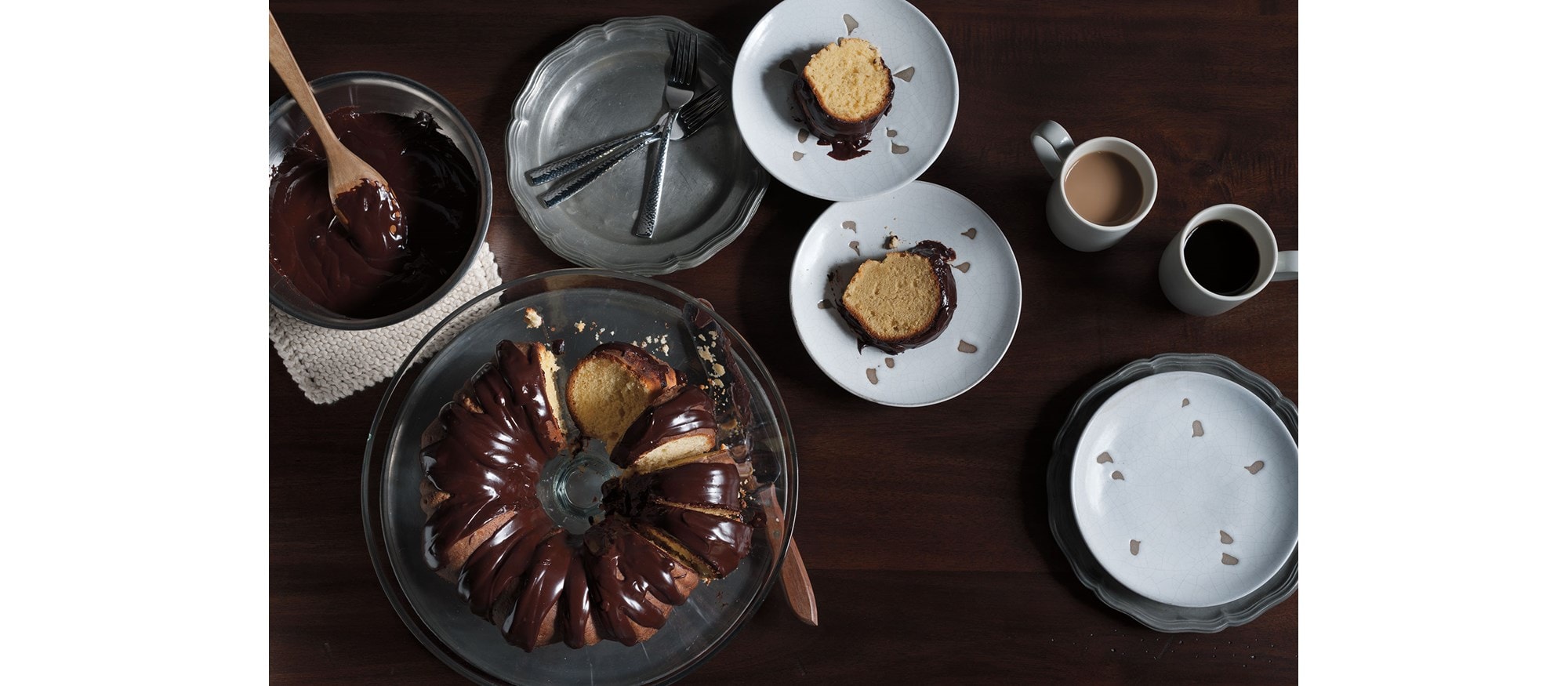 FOOD_CHOCOLATE_GLAZED_BUNDT_CAKE_SLG_90315