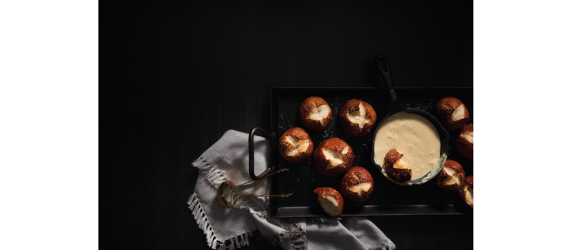 FOOD_PRETZELROLLS_SLG_51617_3