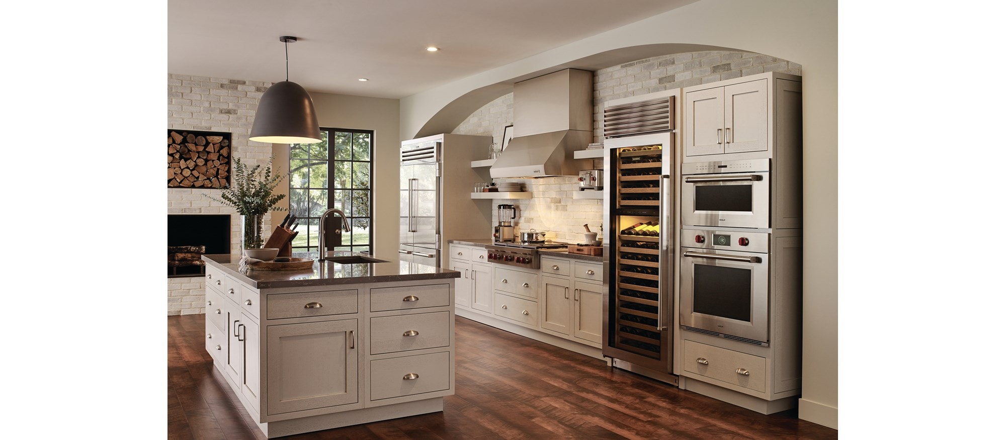 Wolf 36" Sealed 4 Burner Rangetop Infrared Charbroiler (SRT364C) paired with 30" M Series Professional Microwave Oven (MDD30PM/S/PH)