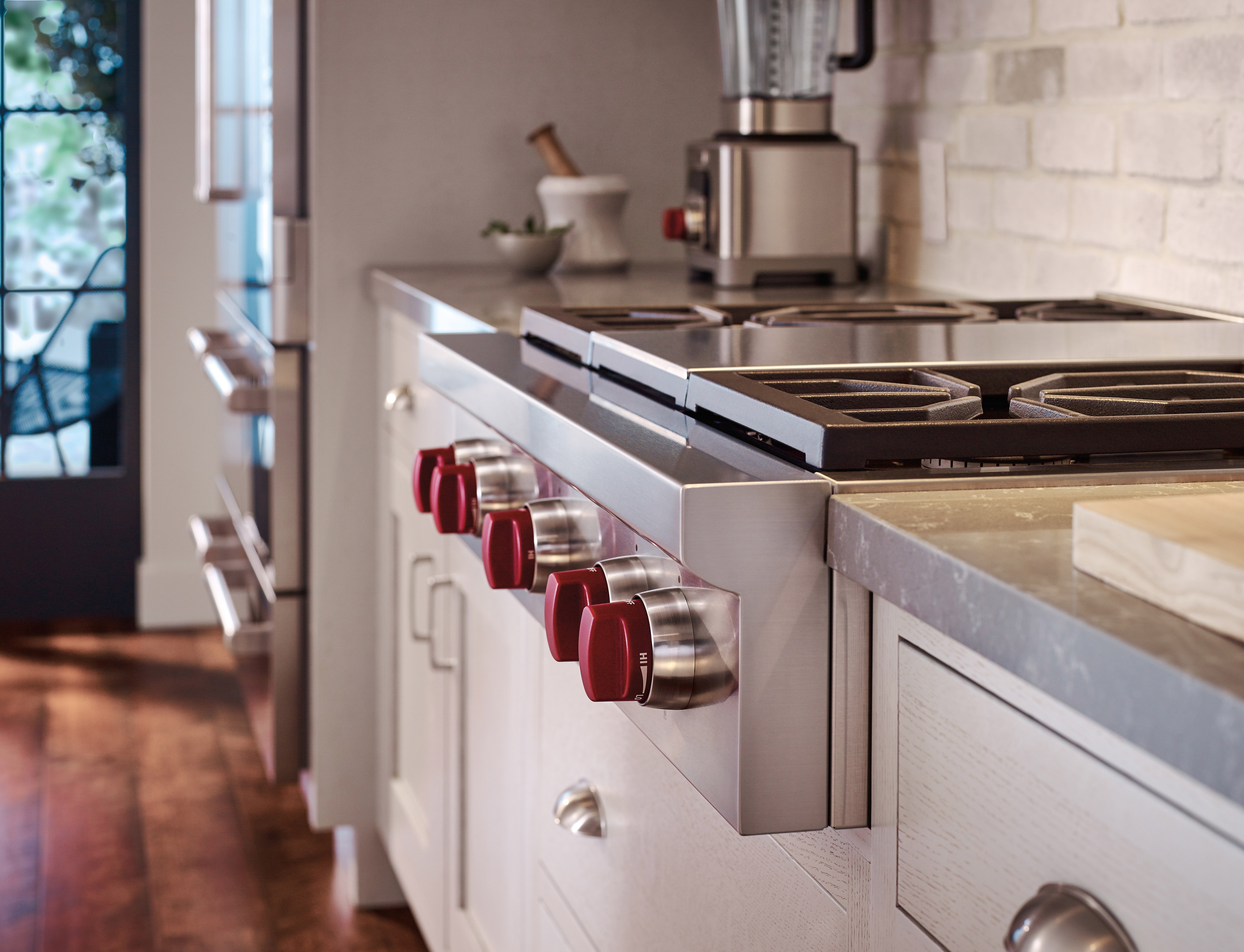 Wolf 36" Sealed Burner Rangetop - 4 Burners and Infrared Charbroiler (SRT364C)