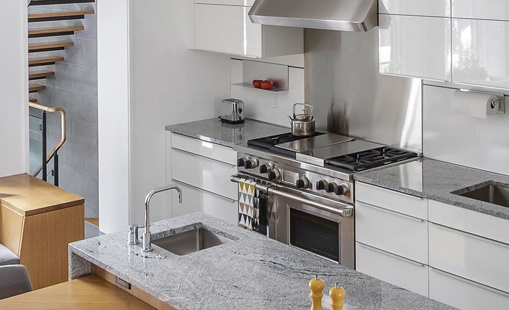 Wolf 48" Dual Fuel Range 4 Burner Infrared Charbroiler Griddle (DF484CG) with Sub-Zero 42" Classic Side by Side Refrigerator Freezer (BI-42S/O)